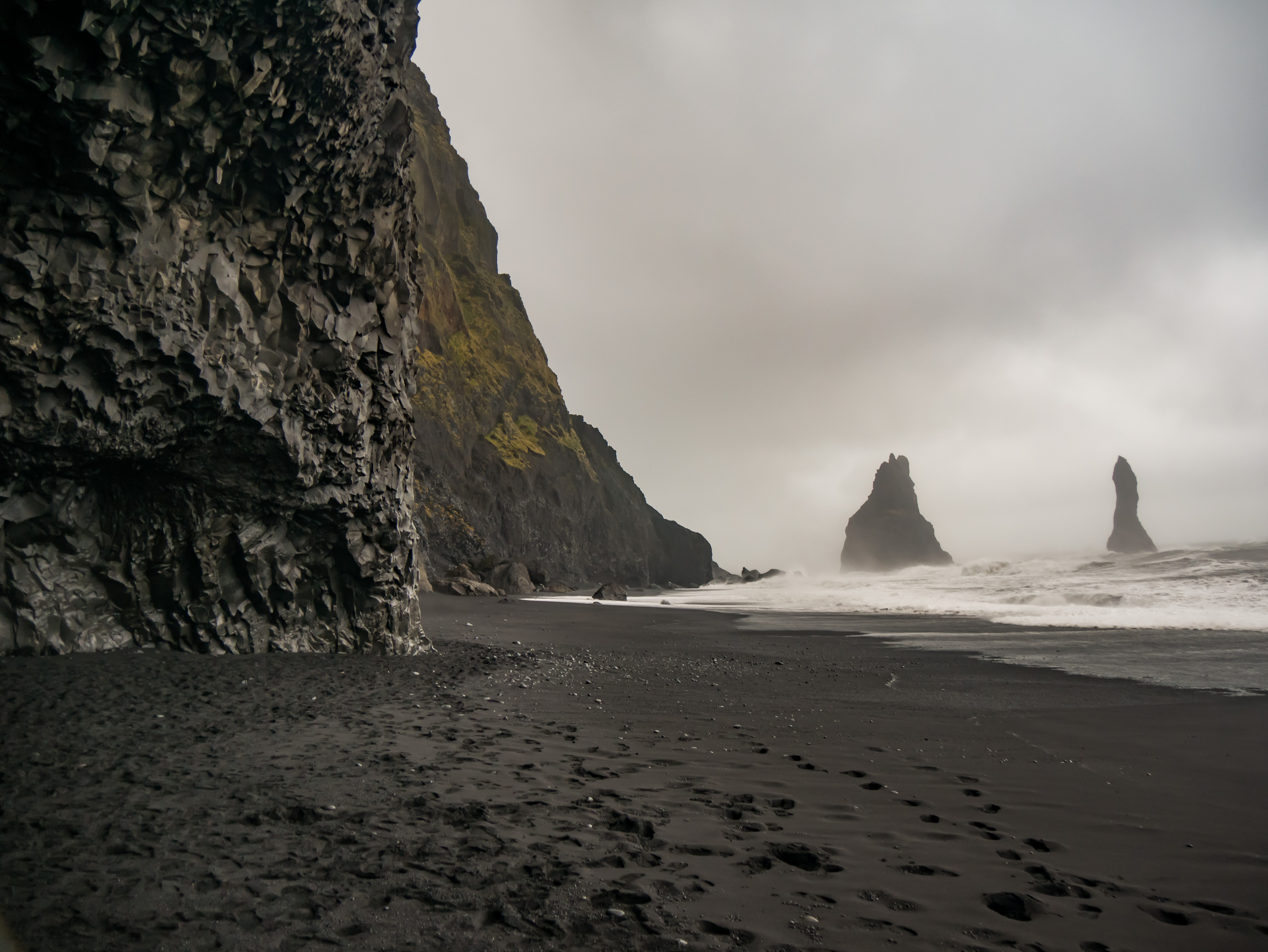 Reynisfjara Beach "The Black Sand Beach" bei Vík í Mýrdal