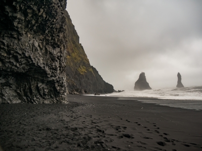 Reynisfjara Beach "The Black Sand Beach" bei Vík í Mýrdal